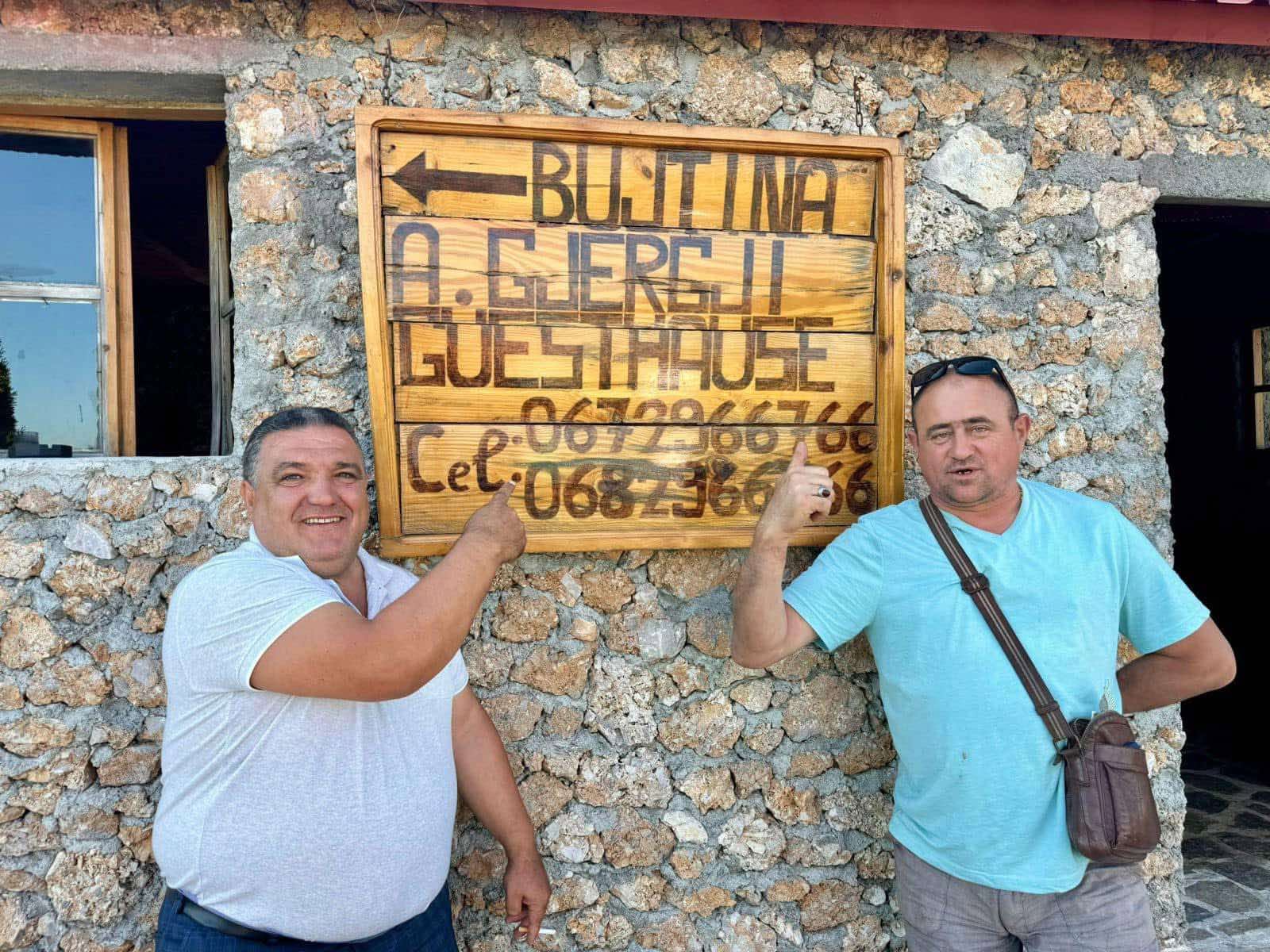 Mikpritësit para tabelës së Bujtinës A. Gjergji në Palç