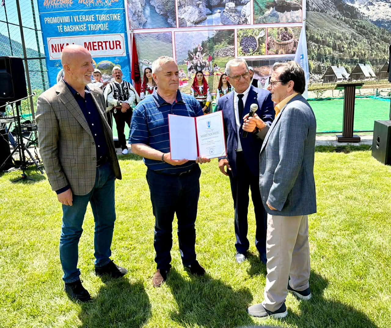 BASHKIA TROPOJË NDERON GAZETARIN BESNIK PALNIKAJ PËR KONTRIBUTIN NË PROMOVIMIN E VLERAVE TË NIKAJ-MËRTURIT DHE TROPOJËS