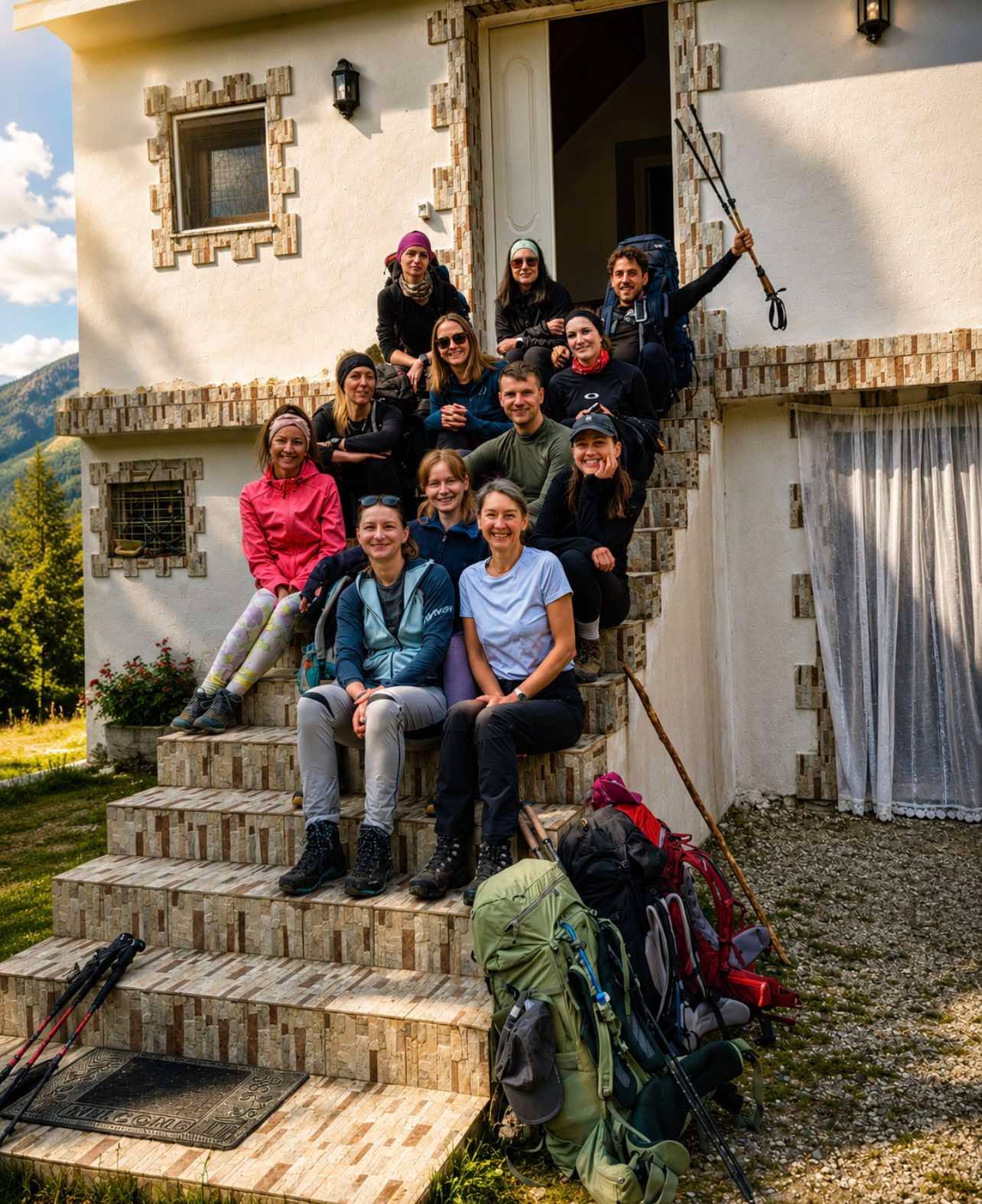 Grup turistësh para bujtinës në Nikaj-Mërtur