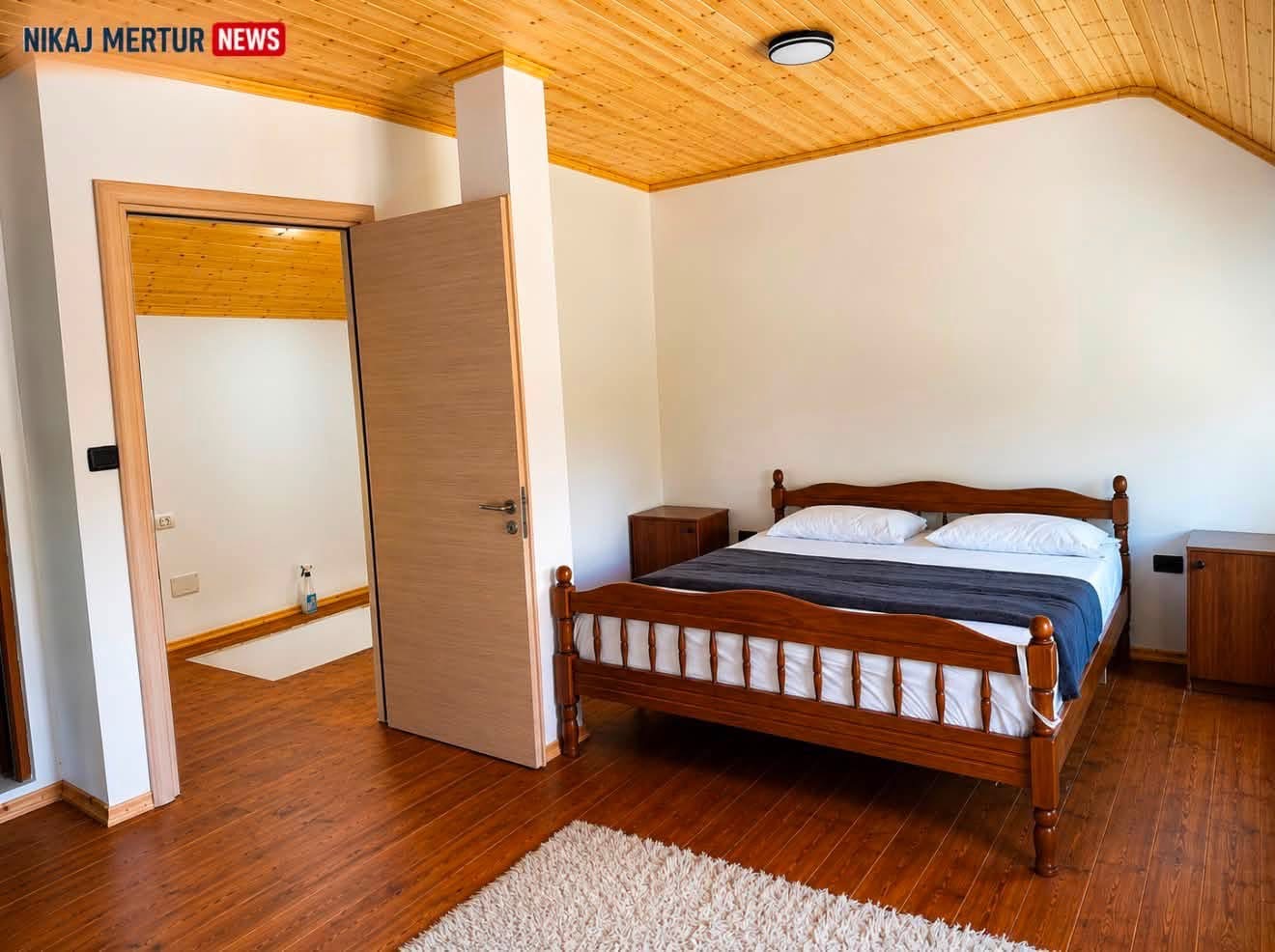 Dhomë dyshe me tavan druri dhe banjo private në Bujtinën TATA