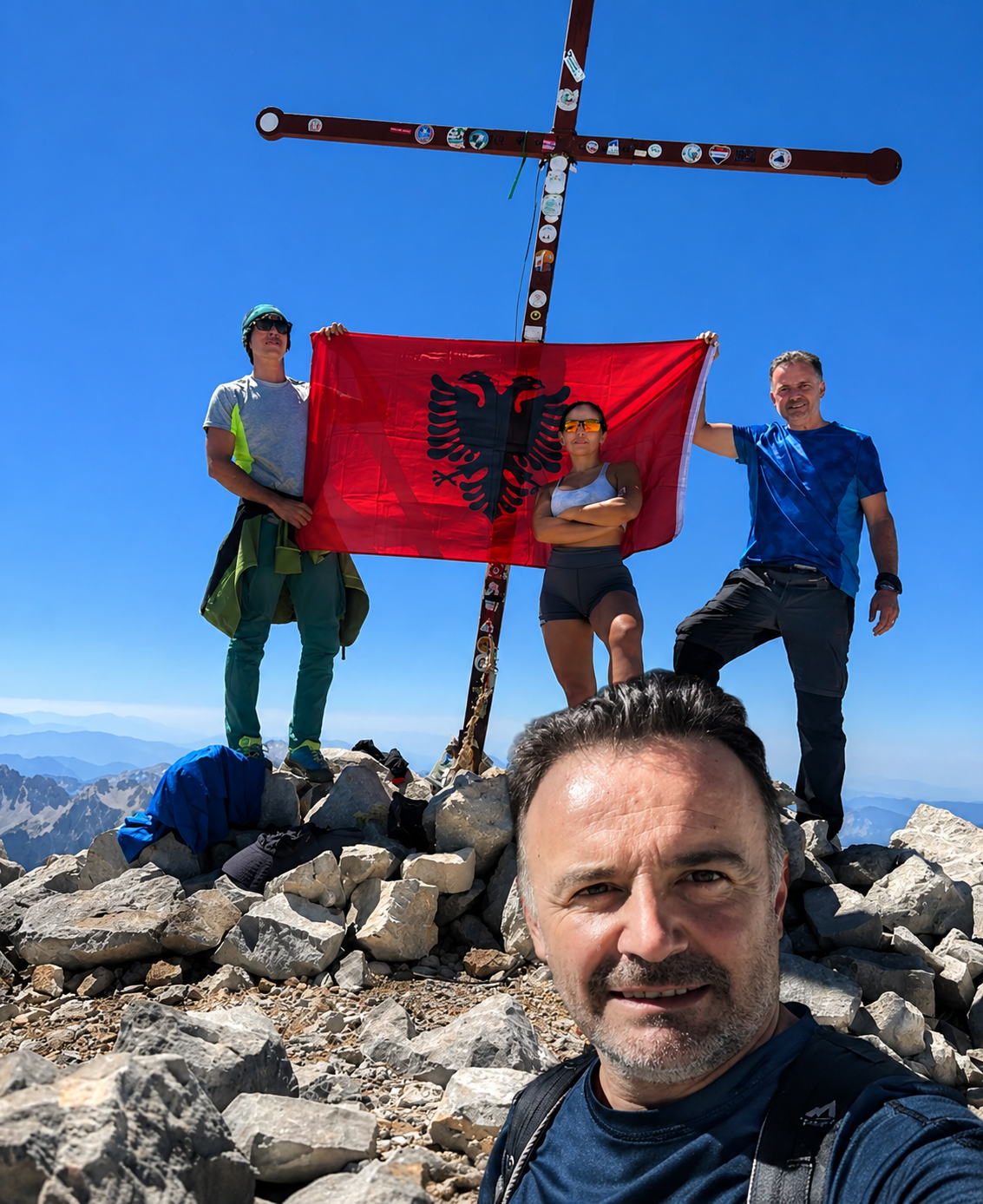 Çesk Prebibaj me alpinistë dhe flamurin kombëtar në majë të malit