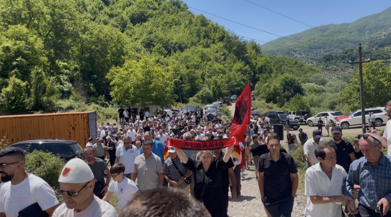 Marshim qytetar në mbrojtje të lumit.