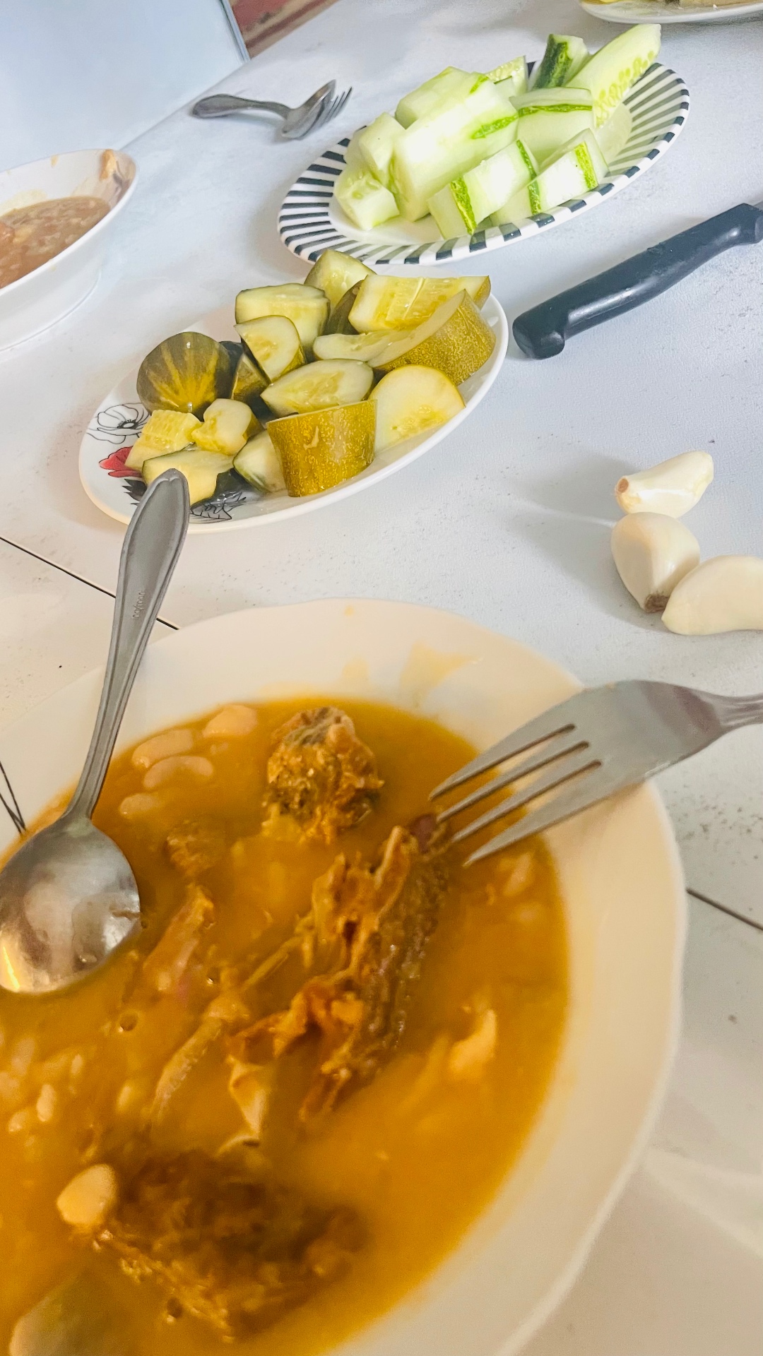 Kuzhina malore: fasule me mish dhe perime të freskëta.