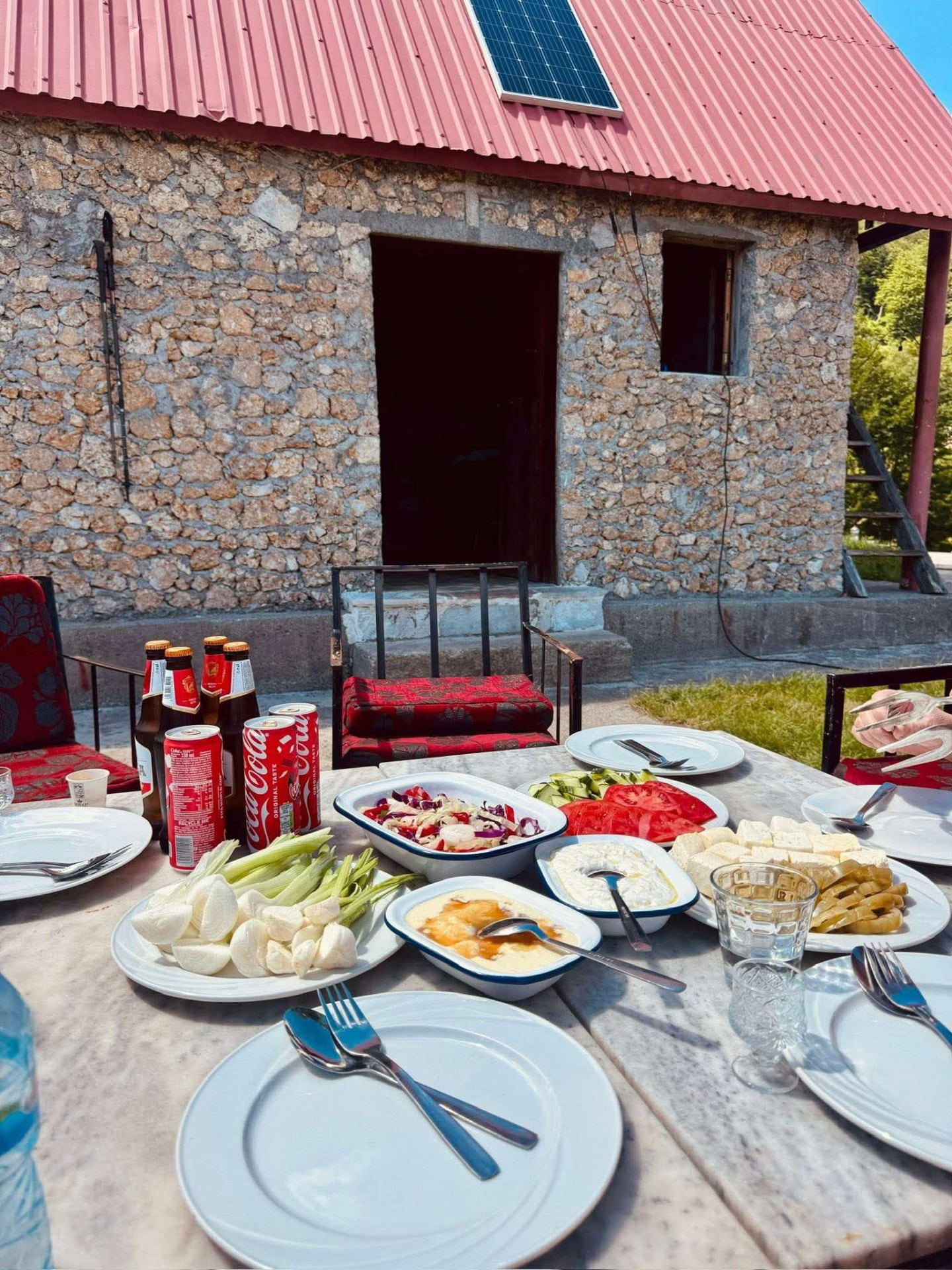 Sofra tradicionale me produkte vendore në Bujtinën Ugari
