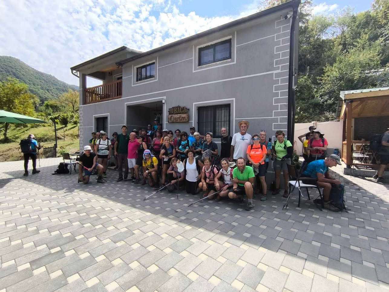 Grup turistësh para Bujtinës Te Baca Qerim në Lekbibaj
